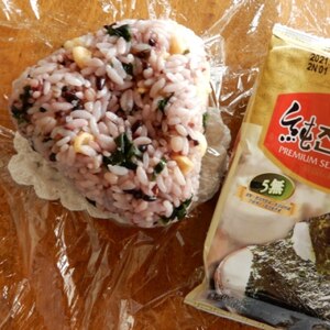 雑穀ご飯で塩ひじきと天かすのおにぎり